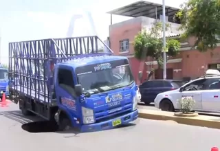 Trujillo: Camión se hundió tras colapsar alcantarillado en avenida principal