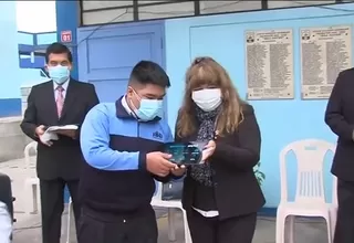 Donan tablets a 27 alumnos de colegio Jorge Basadre en Trujillo