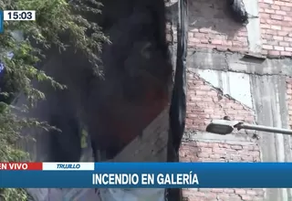 Trujillo: Más de 40 bomberos intentan controlar incendio en galería 