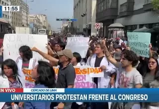 Universitarios de San Marcos y Agraria protestan frente al Congreso
