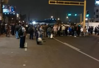 Usuarios bloquearon tramo del corredor azul en el Cercado de Lima