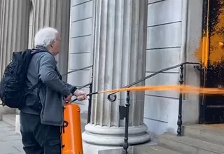 [VIDEO] Activistas ecologistas pintan de naranja edificios emblemáticos de Londres