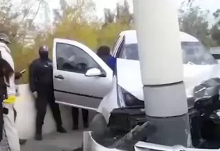 [VIDEO] Arequipa: Conductor de auto perdió el control y terminó empotrándose contra poste