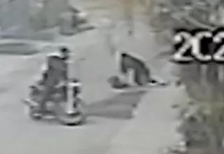 [VIDEO] Ate: Ladrón en moto roba y atropella a mujer 