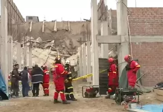 [VIDEO] Bomberos llevan trabajando 16 horas para recuperar cuerpos de obreros