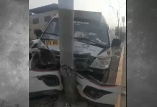 [VIDEO] Furgoneta se estrelló contra poste en la nueva vía Pasamayito 