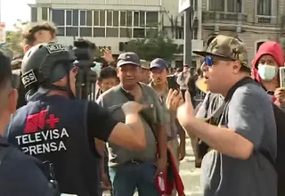 [VIDEO] Manifestantes intentaron retener a equipo de Televisa