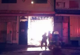 Gran incendio se registró en taller de productos químicos en Villa El Salvador