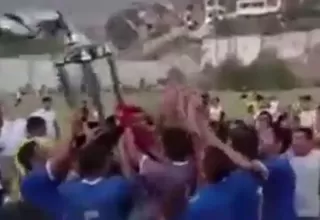 Copa Perú:  Levantan la copa de campeón distrital y se rompió en pedazos