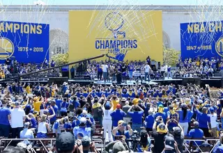 Warriors celebraron título de la NBA en multitudinario desfile