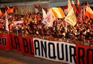 Hinchas peruanos limpiaron las calles de Montevideo tras banderazo