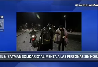 Chile: 'Batman solidario' entrega comida caliente a personas sin hogar en Santiago
