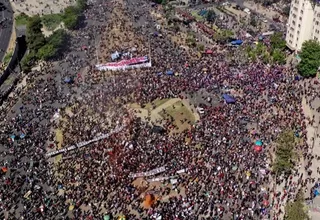 Chile: Miles de manifestantes se reúnen en plaza de Santiago en el aniversario del estallido social