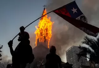 Chile: Sujetos incendian iglesia de la Asunción en medio de masiva protesta