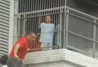 China: Hombre rescató a niño de incendio en edificio