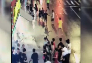 China: tres personas murieron tras la caída del cartel de una tienda en Shangai