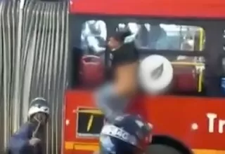 Colombia: Sujeto quedó semi desnudo tras ser capturado cuando intentó robar en bus