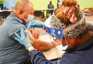 Florida facilita vacunación contra el coronavirus de indocumentados y turistas al eliminar prueba de residencia