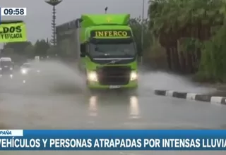 España: Personas y vehículos atrapados por intensas lluvias