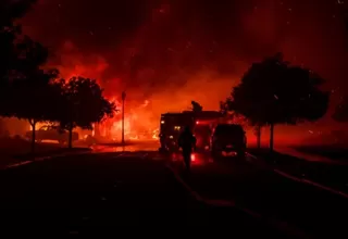 EE. UU.: Evacúan a miles de residentes mientras incendios se propagan en California