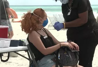EE. UU.: Turistas latinoamericanos son vacunados gratis contra el coronavirus en la playa Miami Beach
