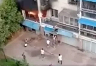 China: impresionante rescate de dos niñas de un edificio en llamas