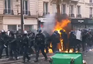 Francia: Tenso enfrentamiento entre sindicatos y efectivos durante protesta en contra de la reforma de pensiones