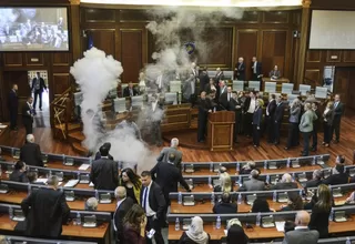 Gases lacrimógenos en el parlamento de Kosovo contra el acuerdo con Serbia
