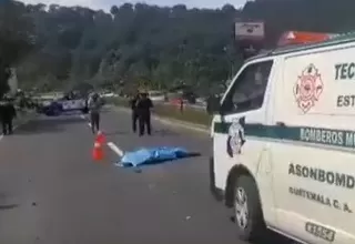 Guatemala: Motociclista murió tras chocar contra auto en carretera