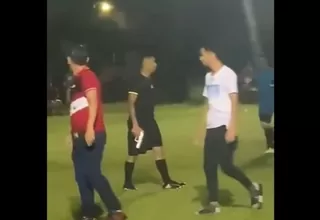 Árbitro saca pistola en un partido de fútbol para defenderse de hinchas en Honduras