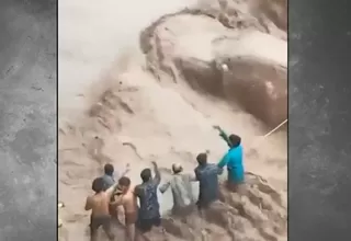 India: Rescatan a mujer atrapada en su vehículo durante inundación