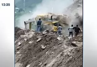India: Rocas cayeron sobre retroexcavadora y el operador se salvó de milagro