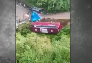 Indonesia: Bus turístico con más de 30 pasajeros cayó a un río 