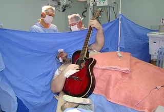 Paciente tocó la guitarra durante cirugía en Brasil