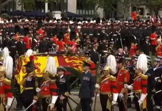 Londres: cortejo fúnebre de Isabel II llegó al Arco de Wellington