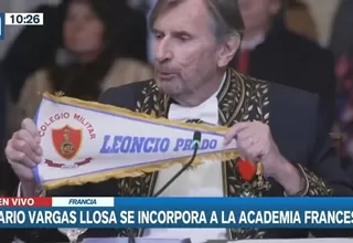 Mario Vargas Llosa en la Academia Francesa: Sorprenden al Nobel al mostrar banderín del colegio Leoncio Prado
