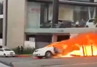 México: Un auto envuelto en llamas recorrió calles de Nuevo León