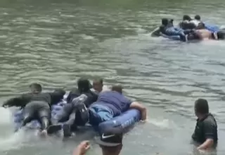 Migrantes arriesgan sus vidas al cruzar río Bravo de la frontera entre México y EE. UU.