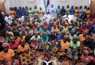 Nigeria: presidente recibió a las 82 estudiantes liberadas por Boko Haram