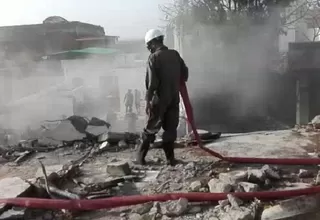 Pakistán: 80 muertos luego de que avión con 98 personas se estrellara en barrio residencial