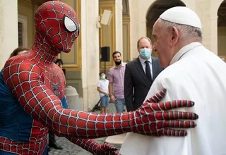 Papa Francisco recibió la inesperada visita de Spiderman al término de una audiencia en el Vaticano