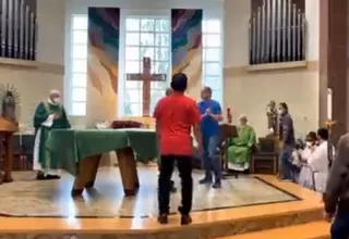 Regaño de sacerdote a hombre sin mascarilla termina en pelea en iglesia