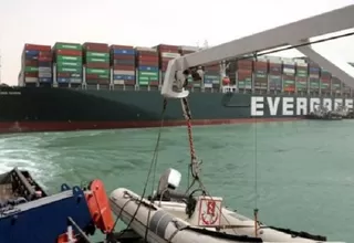 Navegación en Canal de Suez queda suspendida hasta que se pueda desencallar buque que bloquea el tráfico