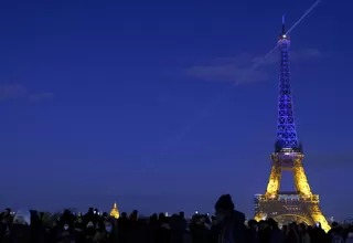 Torre Eiffel se ilumina con los colores de Ucrania