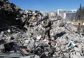 Turquía: Rescatan a un niño tras 182 horas atrapado entre los escombros