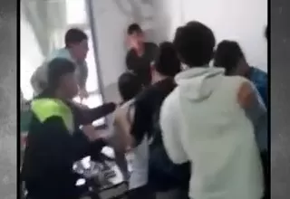 [VIDEO] Argentina: Mujer golpeó a alumno que molestaba a su hijo