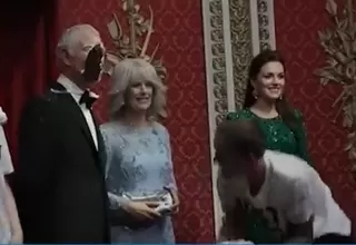 [VIDEO] Reino Unido: Lanzan pasteles en la figura de cera del Rey Carlos III 