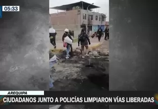 Arequipa: Ciudadanos y policías limpiaron vías bloqueadas