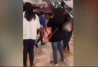 Arequipa: madre castiga a su hijo con una correa en un centro comercial