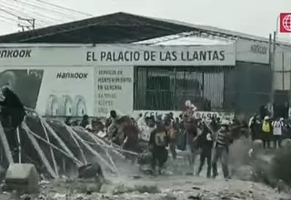Manifestantes ingresan al aeropuerto de Arequipa